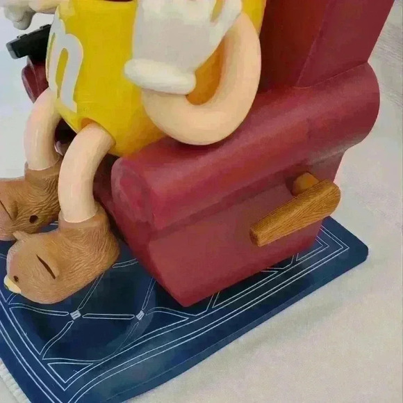 M &M-LA-Z-BOY Candy Dispenser - Picture 4 of 9